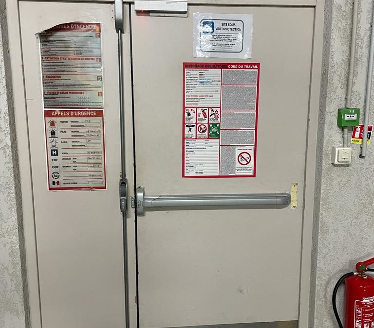 Quelle est la réglementation pour les portes d’issue de secours ?